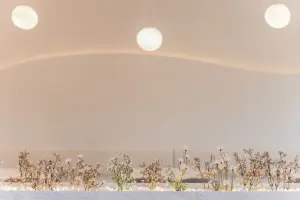 드라이플라워와 아치 천장이 어우러진 감성 디테일